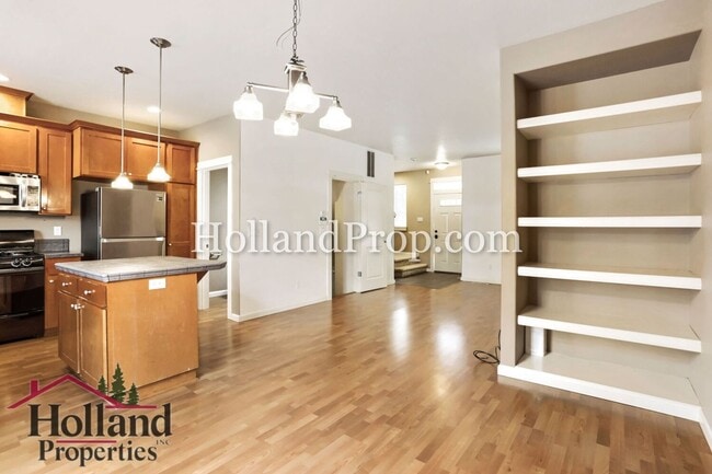 Building Photo - Charming 2-Bedroom Beaverton Townhome with Attached Garage!