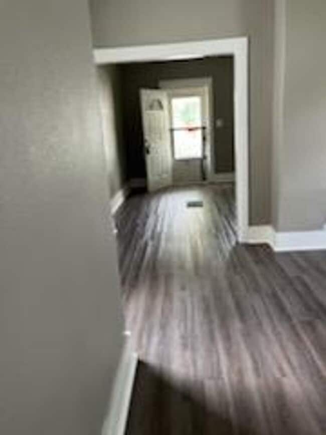 Building Photo - 2 bedroom 1 bath
