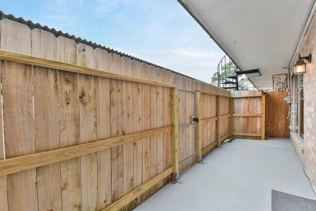 Building Photo - 1811 Stoney Brook Dr