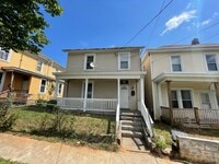 Building Photo - Renovated Home - Close to Downtown