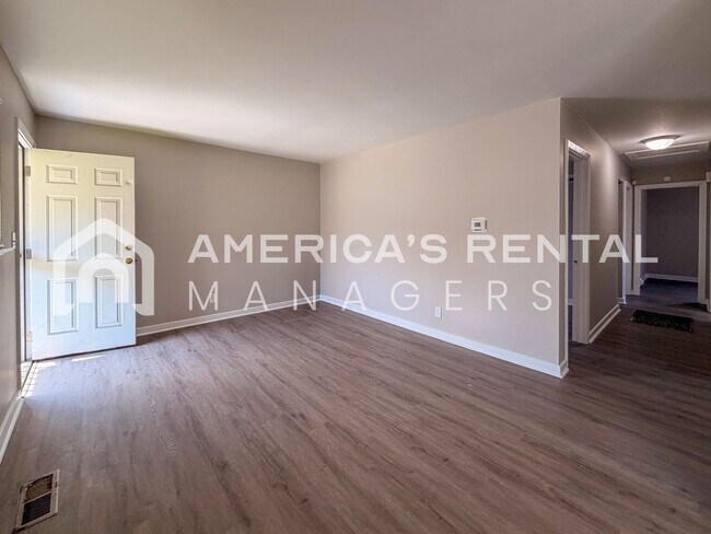 Building Photo - Updated Home for Rent in Birmingham, AL - Just minutes from Oxmoor Road!