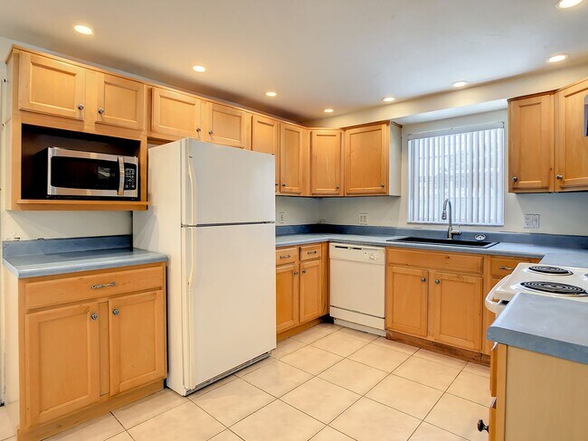 Building Photo - 4 Bedroom POOL Home in Largo