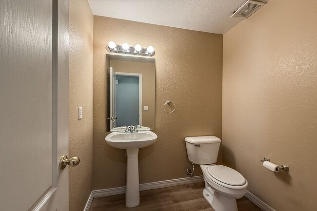 Building Photo - IMMACULATE 2 BED/1.5 BATH TOWNHOME IN LONGMONT - AVAILABLE NOW!