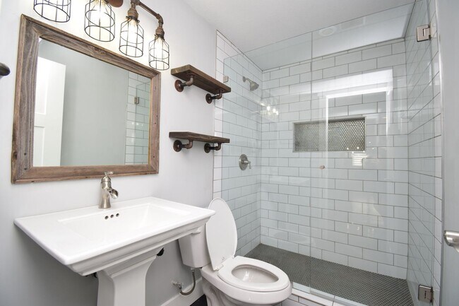 Building Photo - Spacious and Bright 5 Bed 3.5 Bath in Riverton!!