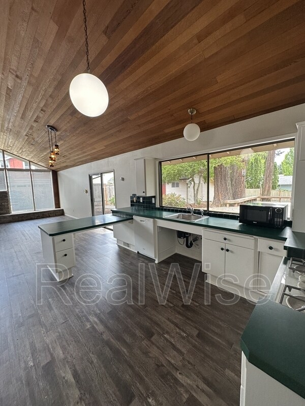Building Photo - 7730 SW Eaker Pl