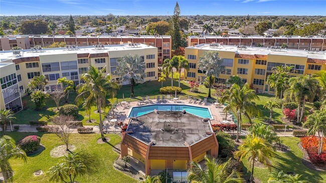 Building Photo - 6750 Royal Palm Blvd