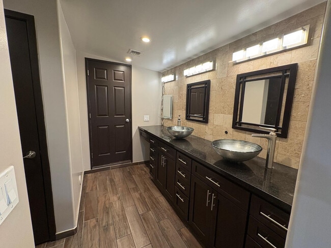 Building Photo - 3229 N 54th Ln