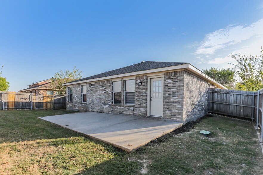 Building Photo - 539 Burleson St