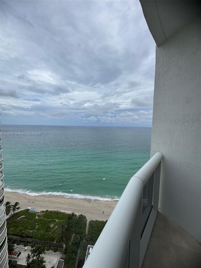 Building Photo - 16001 Collins Ave