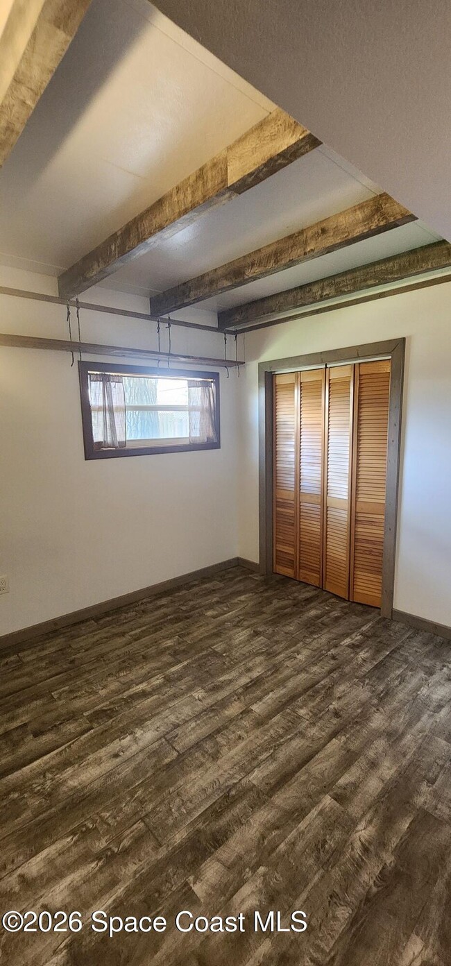Building Photo - 485 N Shore Dr