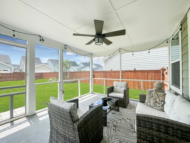 Building Photo - Fully Furnished 3 Bedroom, 2.5 Bathroom Ho...