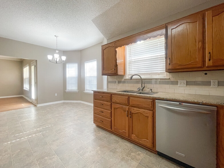 Building Photo - 1029 S Haven