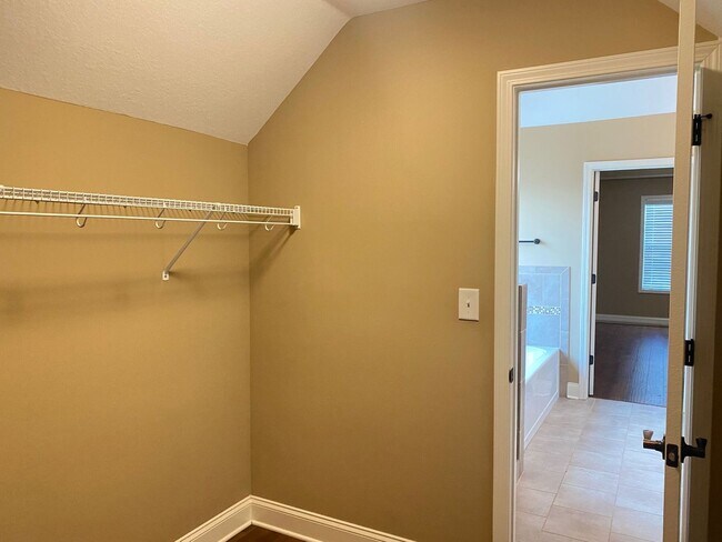 Building Photo - Beautiful Home! 4 Bed 2.5 Bath! Rossview S...