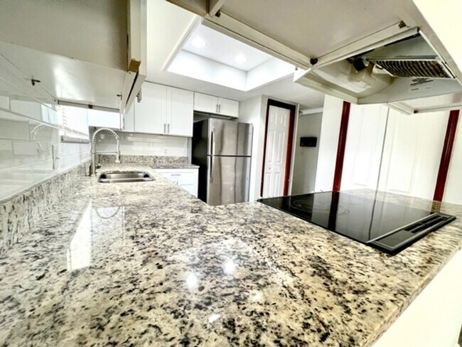 Building Photo - MOVE IN NOW! 4x3 Screened in pool home!!! ...