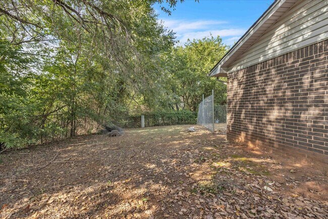 Building Photo - 1611 Briarcliff Ct