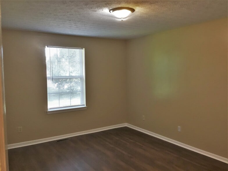 Building Photo - 127 Trails End