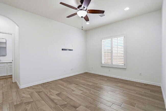 Building Photo - 3 bedroom 2 bath with washer and dryer in 79928