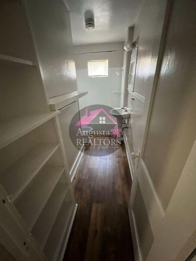 Building Photo - Adorable One Bedroom Duplex!