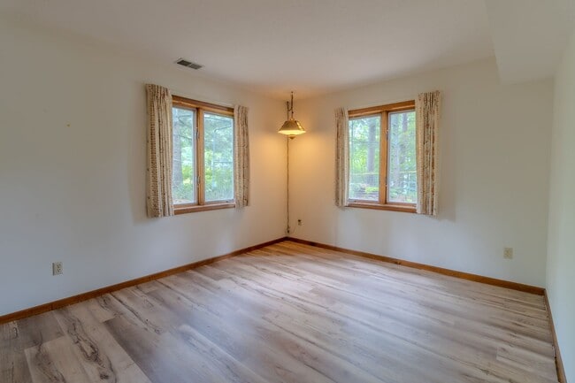 Building Photo - Lakeside Serenity Awaits