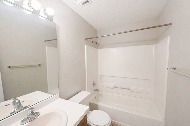 Building Photo - 2/2 In Hunter's Reserve (Oviedo)  / Water Included