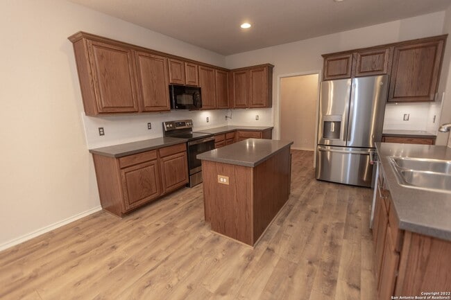 Building Photo - Stunning 5 bedroom 3 full bath home in the...