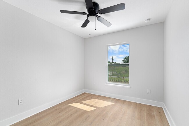 Building Photo - 685 Childs Ave