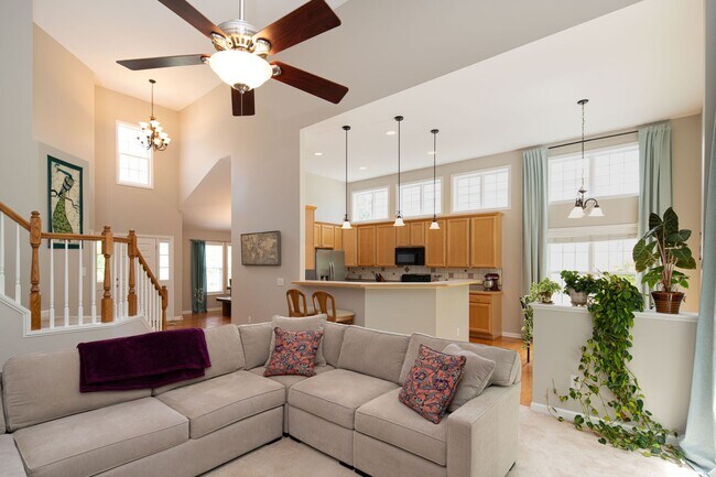 Building Photo - Spacious 4 bedroom home close to Southpoint! Available October 1st