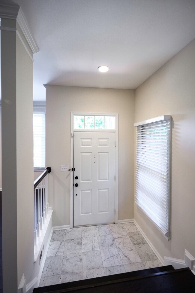 Building Photo - Spacious Bright and Beautiful End Unit Tow...