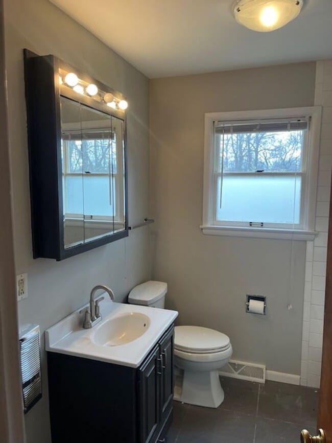 Building Photo - 3 bedroom, 1.5 bath Home: A MUST SEE! ONE MTH FREE OF YOUR CHOICE WITH A 12 MONTH LEASE!