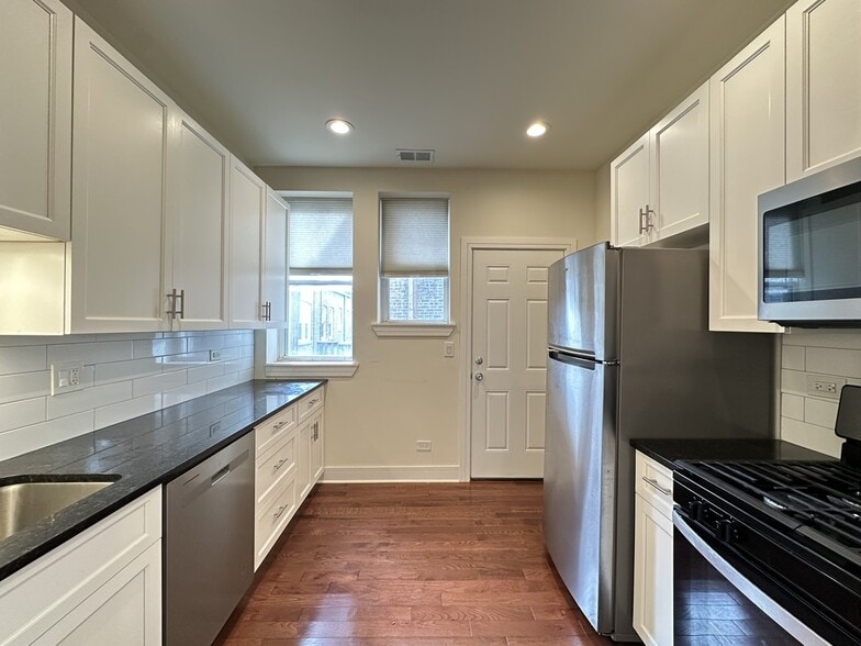 Building Photo - 1159 W Lunt Ave