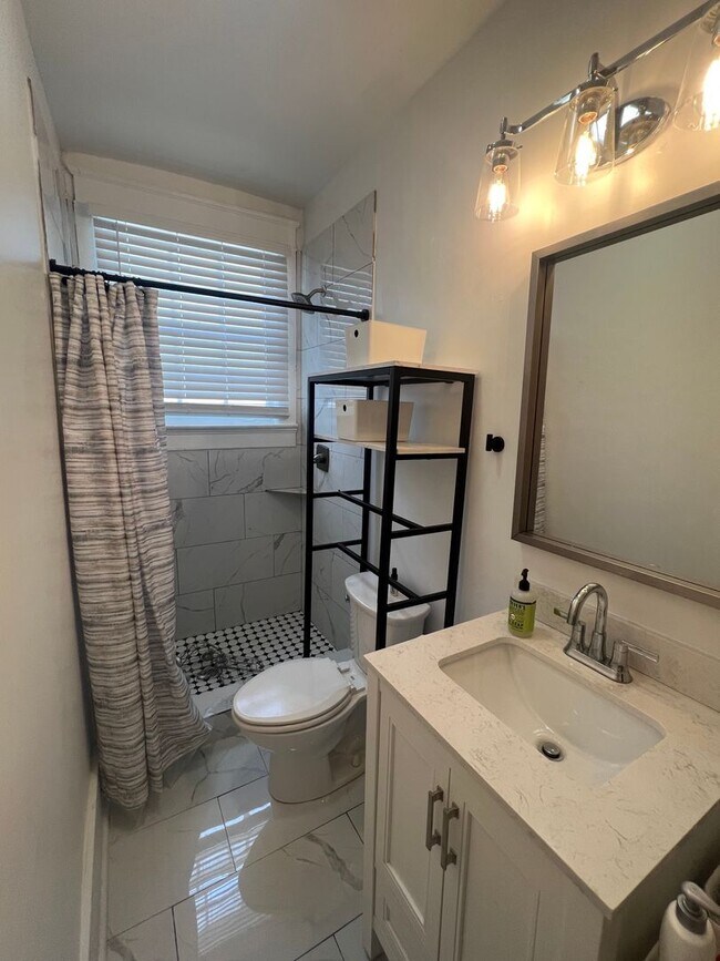 Building Photo - 6bd/3ba with Central AC Walking Distance to Campus