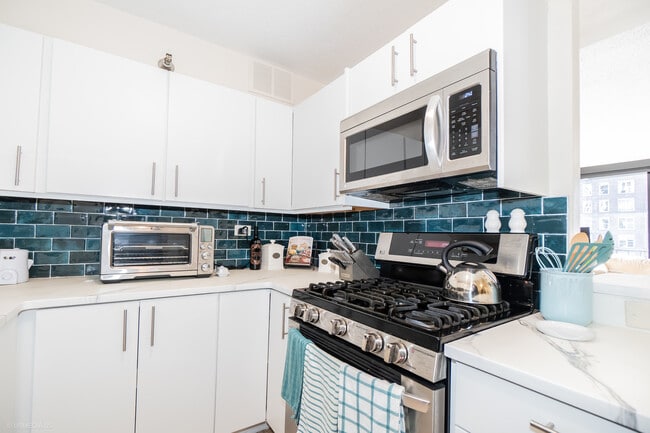 Building Photo - 1309 N Wells St