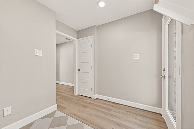 Building Photo - 1611 Drexel Dr