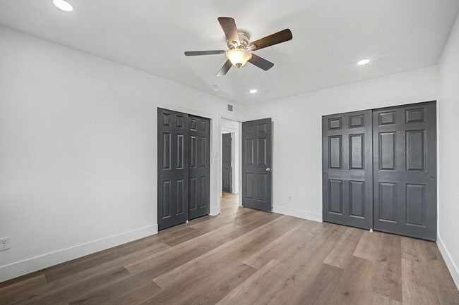 Building Photo - 6 Bed/ 3 Bath with Pool