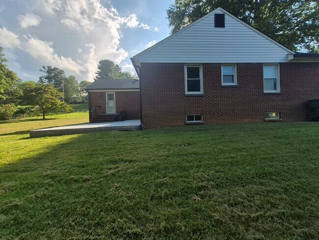 Building Photo - 250 Gillespie Dr NE