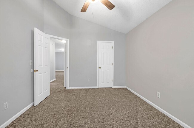 Building Photo - Charming 3 Bed, 2.5 Bath Home on a Quiet C...
