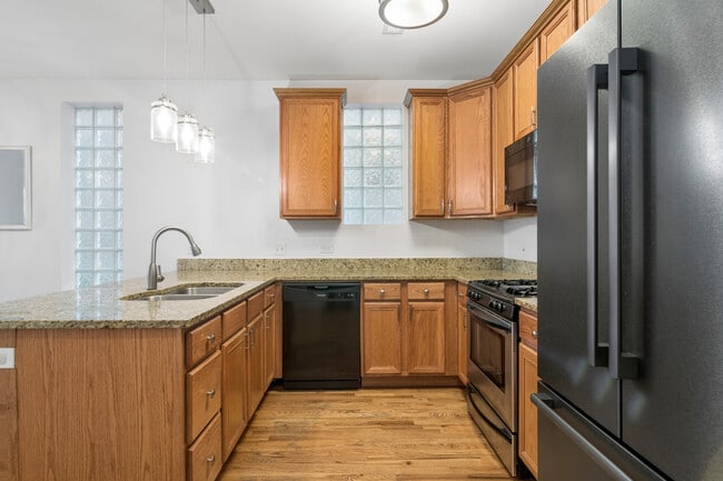 Building Photo - 2249 W Monroe St