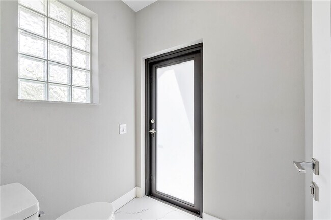 Building Photo - 410 Sabal Way