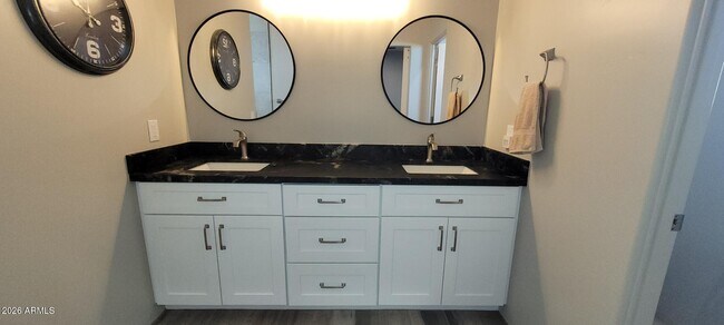 Building Photo - 900 W Hermosa Dr