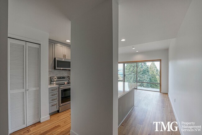 Building Photo - Top-Floor 2BD/2BA Condo w/ Stunning Park Views & Utilities Included
