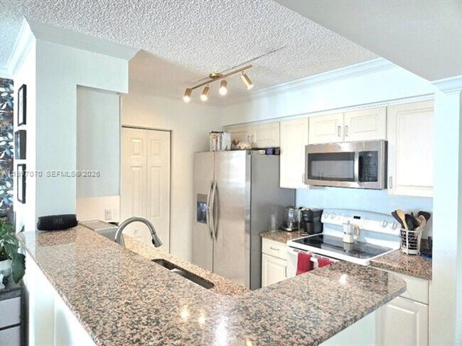 Building Photo - 1155 Brickell Bay Dr