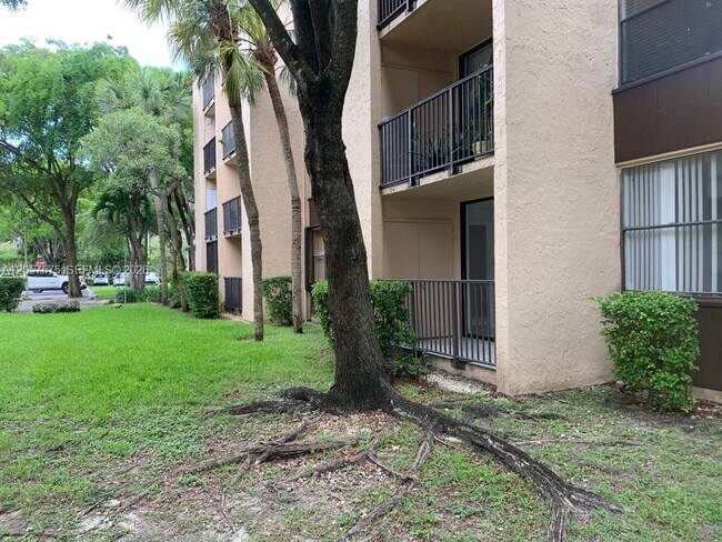 Building Photo - 14221 N Kendall Dr