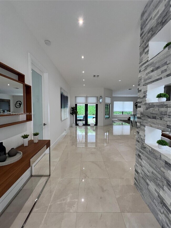 Building Photo - 16326 Mariposa Cir N
