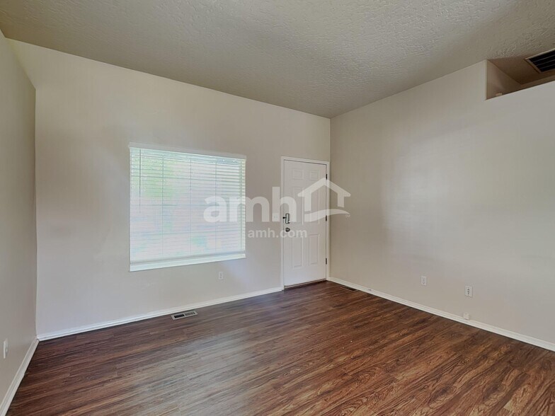 Building Photo - 2401 Louisiana Pl