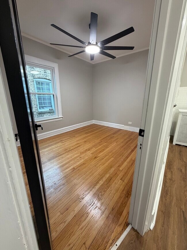 Building Photo - 6024 W Addison St