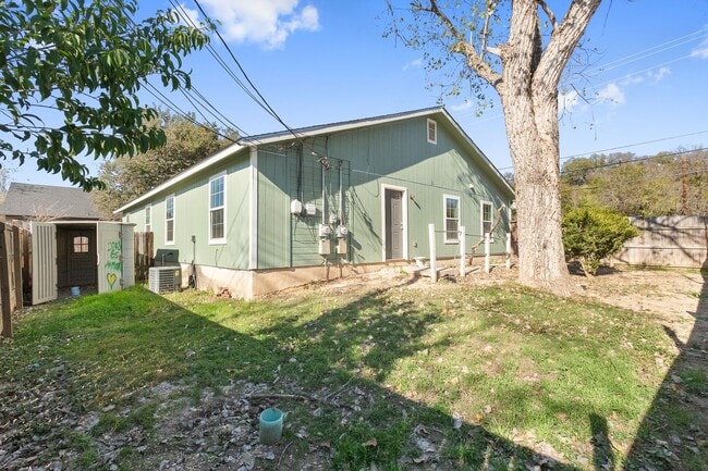 Building Photo - 901-903 Allen St