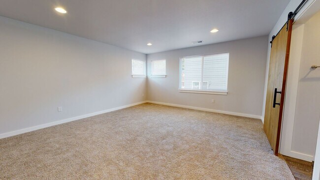 Building Photo - Large & Luxurious 3 Bedroom Available Near...