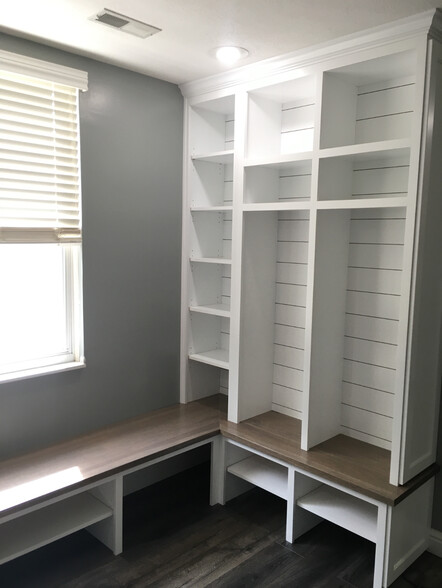 First floor custom mudroom / flex room storage with in unit washer / dryer - 1834 Northwest Blvd