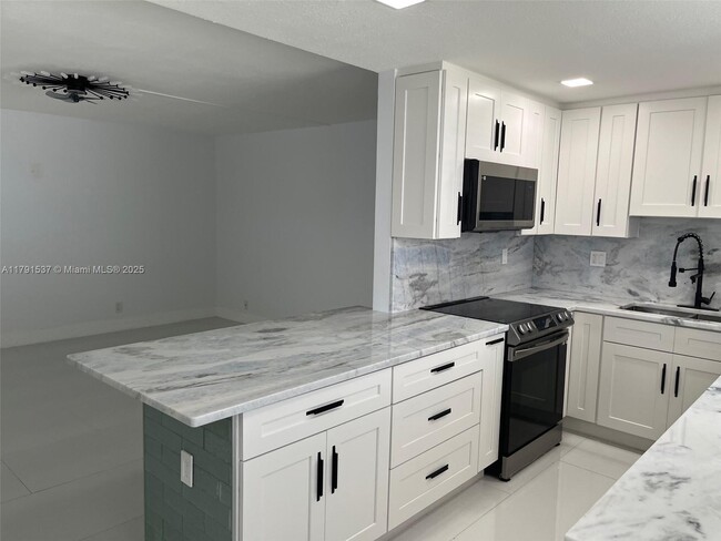 Building Photo - 98 Normandy Ln