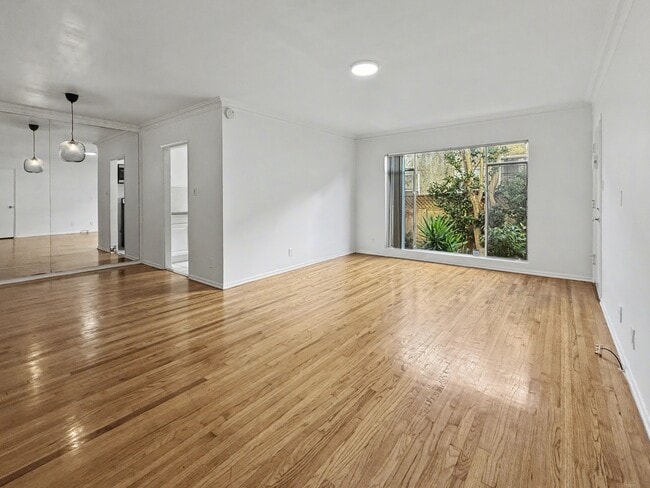 Building Photo - 328-330 S Doheny Dr